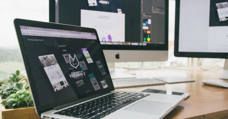 Macbook Pro Menampilkan Situs Web Versi 2 Pada Tabel